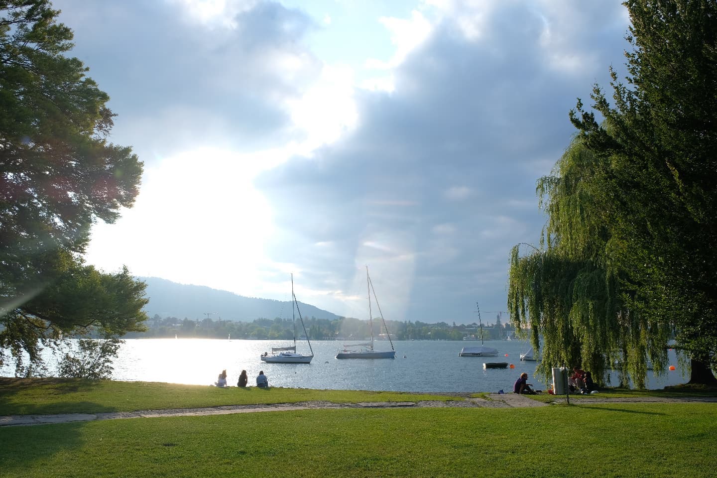 A picture of a lake landscape